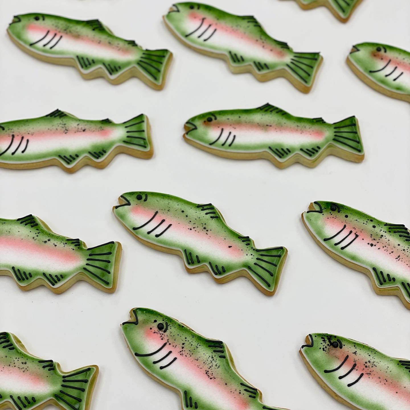 Its fishing season, so here’s some rainbow trout for you!🎣 #icedsugarcookies #customdeco #fishsugarcookies #ctbakery #oldsay rookct