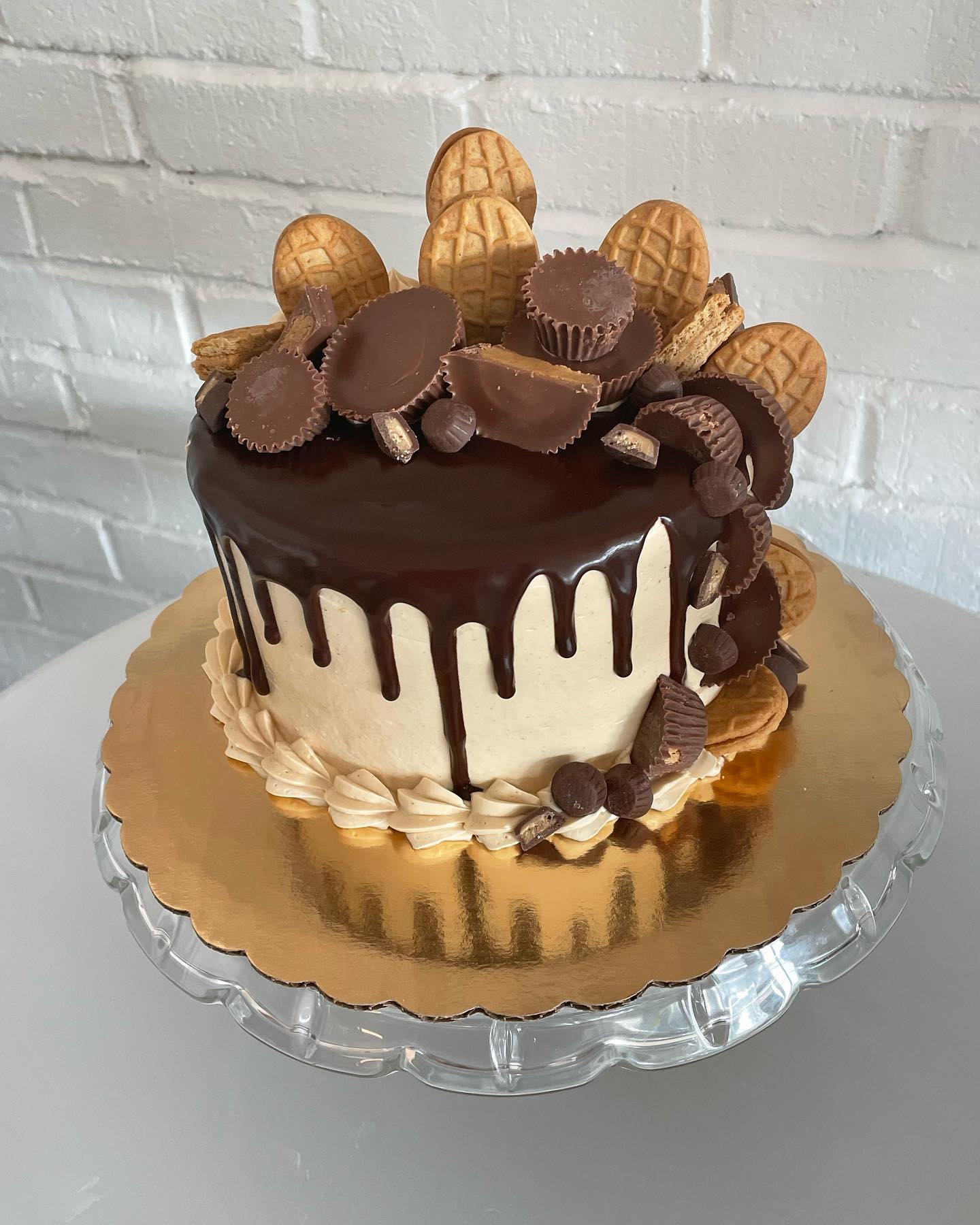 Calling all peanut butter lovers!! #loadedcakes #peanutbuttercake #reesespeanutbuttercups #nutterbutters #delicious #ganchedripcake #thepursuitofpastry #ctbakery #oldsaybrookct
