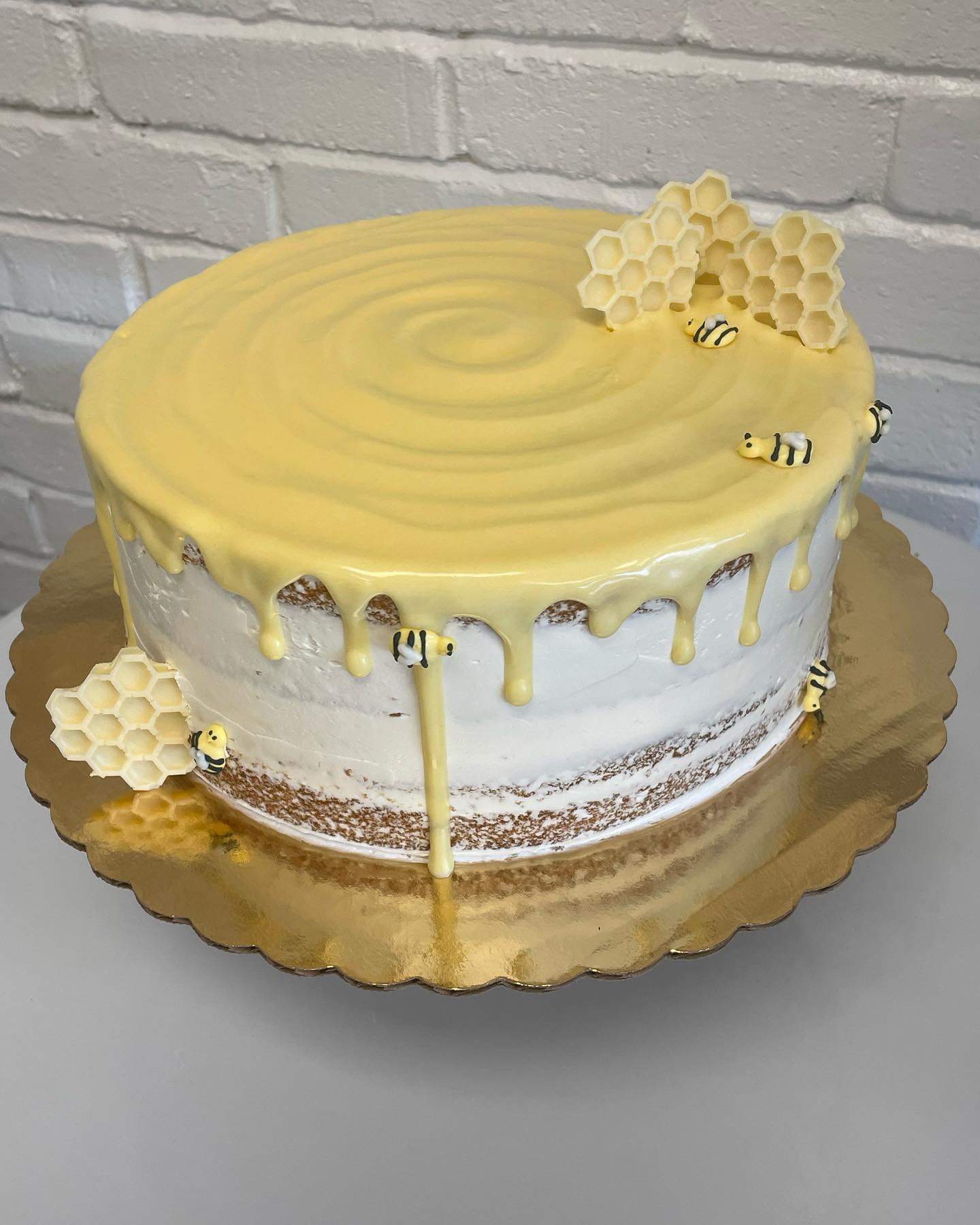 Sweet little honey bee cake🐝🍯 #dripcake #honeycombchocolate #royalicinghoneybees #seminakedcake #thepursuitofpastry #ctbakery #oldsaybrookctbakery