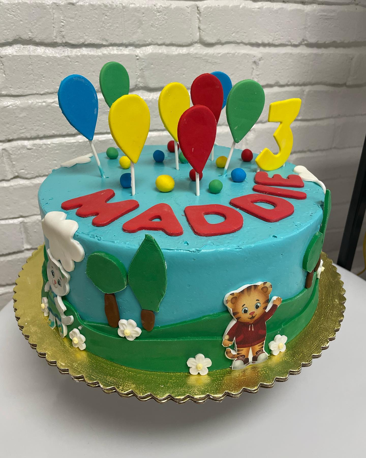 Daniel Tiger Birthday Cake! #kidsbirthdaycakes #fondantpieces #balloons #danieltiger #thepursuitofpastry #ctbakery #oldsaybrookctbakery